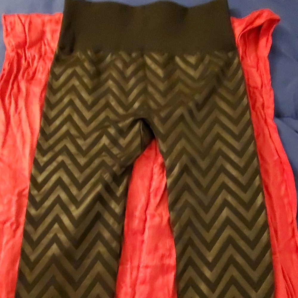 Cute Chevron pattern black leggings! Sz s/m